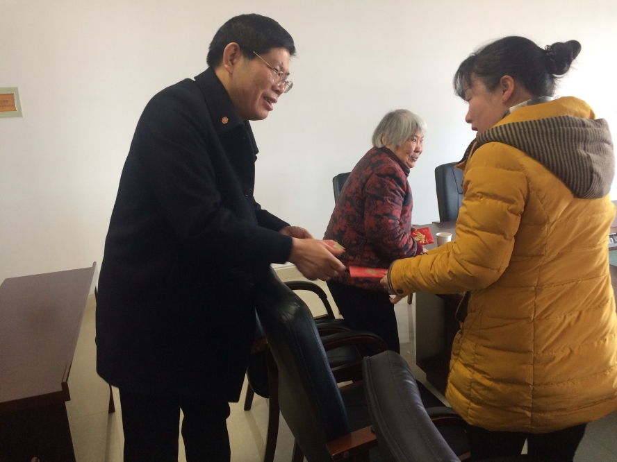 雷元才慰問(wèn)困難職工1.JPG